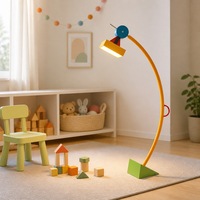 Lampe sur pied de style Memphis, lampe à arc colorée, abat-jour jaune, base pyramidale verte pour la décoration du salon et de la chambre