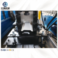 Machine de profilage à grande vitesse pour la construction de maisons, pour la production de profilés de type 'hat', de montants et de rails, et de profilés légers pour structures en acier.