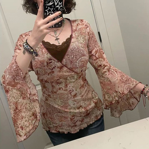 Top de mujer de corte ajustado y efecto adelgazante, estilo dos en uno, con cuello en V, bloques de color, estampado vintage, patchwork de encaje y manga acampanada, para principios de otoño. - Product Image 3
