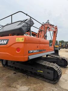 Excavadora de cadenas Doosan DX260LC usada de 26 toneladas, bien mantenida, para proyectos de minería y movimiento de tierras, con certificación CE EPA, en stock. - Product Image 1
