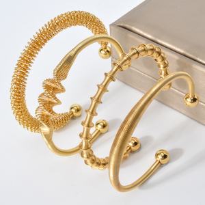 Bracelet manchette torsadé réglable en acier inoxydable plaqué or 18 carats pour femme, style bohème - Product Image 1