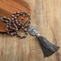Collier Bohème Tendance pour Femme avec Pierres Naturelles de 8 mm, Cristal et Verre, Nœuds et Pendentif Pompon en Pierre Naturelle Irrégulière