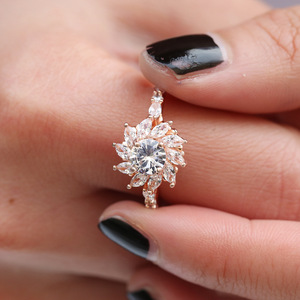 Anillo de mujer con diseño de girasol, piedra brillante, joyería de moda para fiesta - Product Image 1