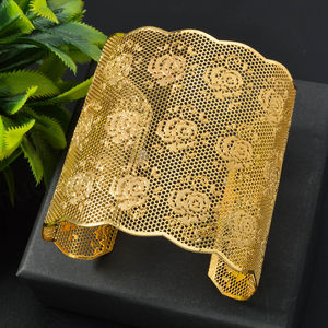 Brazalete Étnico Personalizado con Flores, Chapado en Oro de 18k, Diseño Hueco para Mujer - Product Image 3