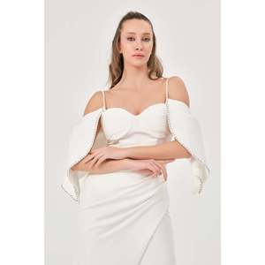 Elegante Vestido de Noche Rojo con Hombros Descubiertos, Corte Ajustado, Corpiño Fruncido y Tela de Satén con Cintura Natural - Product Image 6