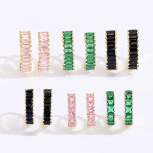 Orecchini a Cerchio Piccoli da Donna CM Placcati Oro 14K con Zirconi Cubici Rettangolari Colorati, Gioielli di Alta Moda all'Ingrosso - Product Image 1