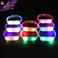 Bracelet LED lumineux personnalisé avec logo, certifié ISO, respectueux de l'environnement, pour la décoration de festivals, avec aimant, qui brille dans le noir