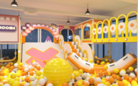 Aire de jeux intérieure commerciale sur le thème de l'horloge pastel, avec piscine à balles océaniques et zone de jeu de rôle, pour centre commercial et FEC