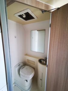 Mini caravana estilo moderno para 1-2 personas con baño, dos lavabos y nevera, sin estufa - Product Image 6