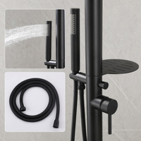 Système de douche extérieur moderne en acier inoxydable noir mat avec eau chaude et froide et étagère pour piscine et jardin