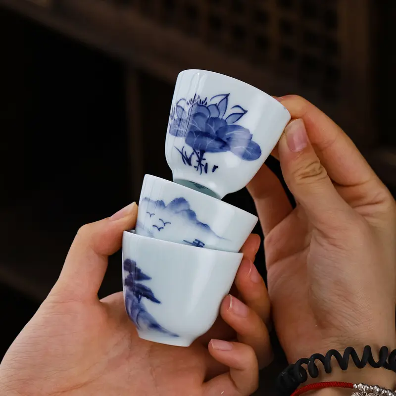 カスタムロゴ手描きホワイトセラミックティーカップ50ml中国ロータスKungfuティーカップ青と白の磁器ティーカップ