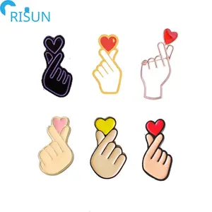 Épingle en émail de mode coréenne, épingle de geste de main de coeur, Logo personnalisé, doigt d'amour rouge, épingle de revers en émail, broche Badge cadeau, vente en gros