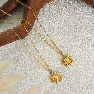 Collar con Colgante de Acero Inoxidable Chapado en Oro PVD de 18K con Símbolo del Dios Sol Apolo |   Diseño Único y Moderno - Product Image 2