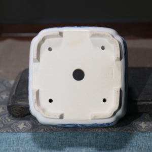 Maceta cuadrada pintada a mano con diseño de paisaje azul y blanco, estilo chino, para mesa. - Product Image 4