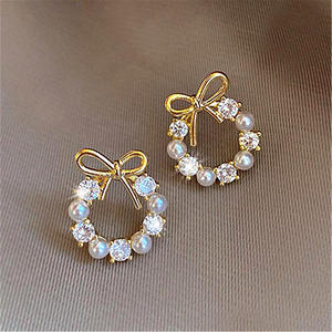 Orecchini a perno E2631 con perle dorate, design a fiocco, perle finte, da donna per tutti i giorni - Product Image 3