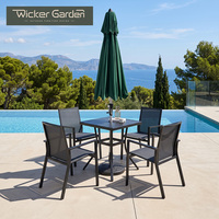 Ensemble de salle à manger extérieur moderne avec chaises en aluminium et table en verre avec parasol pour projets hôteliers, restaurants et complexes hôteliers - Vente en gros