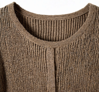 Cardigan court en maille côtelée pour femme, col rond, boutons noirs sur le devant, épaules tombantes, manches ballon, couleur kaki taupe, marque privée