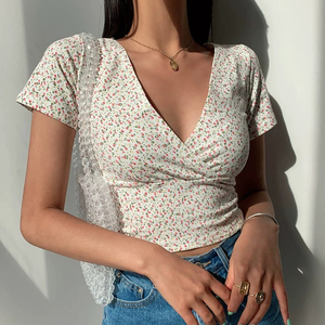 T-shirt d'été chic à imprimé floral pour femme, col en V, coupe courte, manches courtes, tricoté, ajusté, style Prairie, avec détails en dentelle - Product Image 1