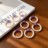 Elastischer Ring mit weißen Zuckerwürfel-Kristallen und natürlichen Süßwasser-Kartoffelperlen der AA-Qualität – Trendiges, vielseitiges Accessoire für den Alltag und Pendeln