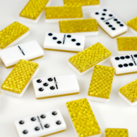 Jeu de dominos en acrylique brillant avec spinner en laiton, double 9, dominos en lucite, ensemble de dominos en plexiglas bicolore