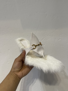 Vente en gros de tongs personnalisées pour femmes à bout rond et talon bas, avec fourrure et boucle métallique, sandales à talon pour filles - Product Image 5