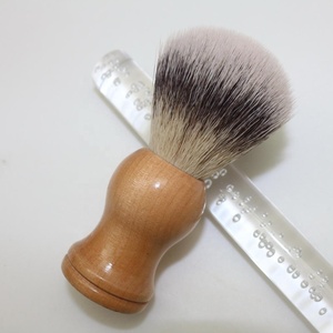 Spazzola da barba da uomo a marchio privato di 15 anni in legno e capelli sintetici vegani - Product Image 2