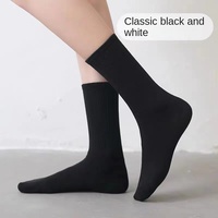 Chaussettes de sport en coton tricotées unies antidérapantes et absorbantes pour hommes, collection automne-hiver, coloris noir et blanc, modèle jeune et très vendu