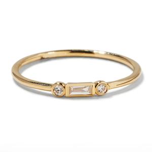 Bague tendance en argent sterling 925 plaqué or jaune avec moissanite taille émeraude, bague de promesse délicate - Product Image 2