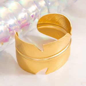 สร้อยข้อมือชุบทองรูปขนนกเครื่องประดับสตรีดีไซน์รูปใบไม้กว้าง18K ชุบสังกะสีอัลลอยแฟชัน - Product Image 3