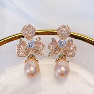 Orecchini pendenti con zirconi cubici con fiore stereoscopico di lusso personalizzato eleganti gioielli con placcatura in oro con perle da sposa da donna