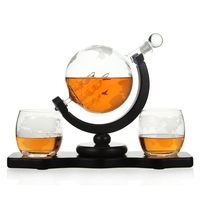 Ensemble de carafe à whisky en bois personnalisé avec globe terrestre gravé et 2 verres à whisky gravés, ensemble de carafe à vin