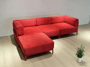 Sofá Modular en Forma de L con Estructura Metálica Delgada, Tapizado en Terciopelo de Textura Fina Color Caramelo, Chaise Longue de Tres Plazas, Moderno y Cálido - Product Image 6