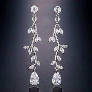 Eleganti Orecchini Pendenti con Zirconi a Goccia d'Acqua, Orecchini Lunghi a Foglia in Stile Coreano per Donne - Product Image 1