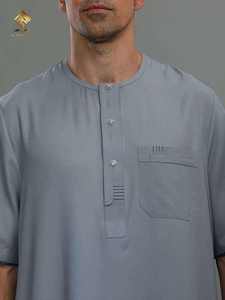 HARAMAIN Nouvelle Robe Qamis Arabe pour Hommes Musulmans Qatariens, Blanche, Modèle à Quatre Boutons, Design Exceptionnel - Product Image 3