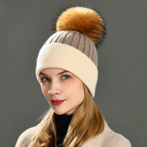 Jxwatcher OEM <span class=keywords><strong>Bonnet</strong></span> en cachemire doux tricoté avec <span class=keywords><strong>pompon</strong></span> en vraie fourrure de raton laveur, chaud, logo personnalisé, vente en gros, bonnets d'hiver bicolores pour femmes - Product Image 5