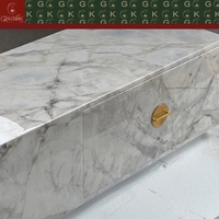 Console TV GOLDKING pour salon en marbre blanc veiné gris avec poignées rondes en laiton, assemblage complet en marbre taillé OEM