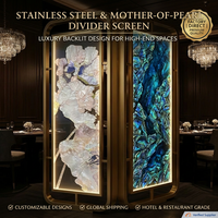 Paravent de séparation de pièce en verre artistique avec cadre en acier inoxydable doré, moderne et luxueux, pour la décoration du hall d'hôtel et du salon