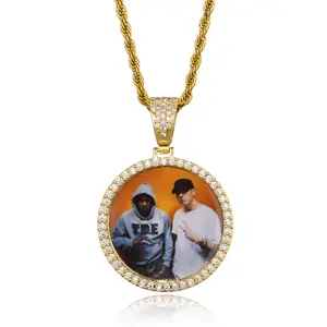 Diamond-encrusted round brand pendant picture frame can be placed in a photo pendant necklace