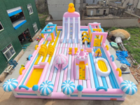 Grand château gonflable neuf avec toboggan et trampoline, garantie de 3 ans et capacité de 1000 personnes, idéal pour les atriums de centres commerciaux