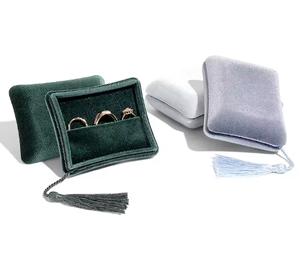 Boîte à bijoux rectangulaire moderne en velours, étui d'emballage en tissu doux avec logo personnalisé pour bagues, bracelets et colliers – En stock - Product Image 4