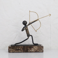Sculpture d'archer abstraite en bronze foncé et marbre, faite à la main, moderne et luxueuse, avec base en marbre, ornement décoratif de table