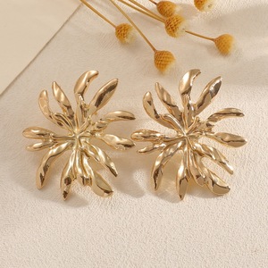 Pendientes de Botón con Forma de Pétalo de Aleación de Lujo Ligero Yuwen, Chapados en Oro de 24K, Diseño Clásico Unisex Versátil para Regalos de Navidad - Product Image 2
