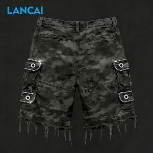 Shorts en jean cargo camouflage déchirés et imprimés sur toute la surface, style utilitaire, personnalisés par le fabricant, pour hommes - Collection 2026 - Product Image 2