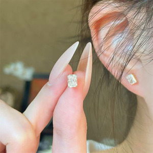 Boucles <span class=keywords><strong>d</strong></span>'oreilles minimalistes de luxe léger en or jaune 18 carats avec diamants de laboratoire taille Asscher en forme de cube de sucre, style français, et clous <span class=keywords><strong>d</strong></span>'oreilles en diamant - Product Image 4