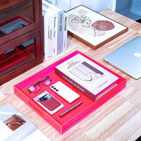 Plateau de service en acrylique lucite rose fuchsia avec poignées découpées, plateau de rangement en acrylique néon personnalisé pour la décoration de table basse
