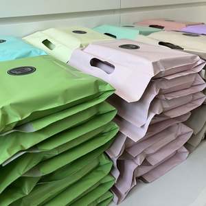 Bolsas de Correo de Polietileno con Impresión Personalizada, Bolsa de Embalaje para Envío de Ropa, Bolsa de Plástico para Zapatos con Asa Troquelada - Product Image 1