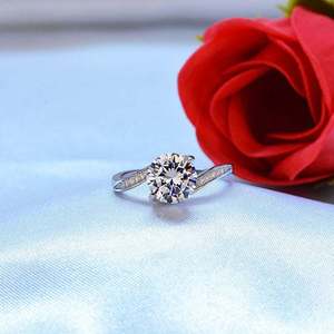 Anillo de Compromiso de Diamantes en Oro Blanco para Mujer F156, Corte Brillante Redondo, Diamantes Laterales Naturales de Color G - Product Image 2
