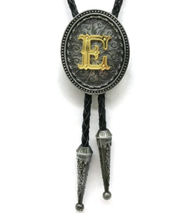 Collier Bolo Western Personnalisé Haut de Gamme en Laiton Gravé avec Pendentif Ovale, Lettre Initiale Dorée, Cuir Tressé pour Hommes, Commande en Gros OEM ODM - Product Image 2
