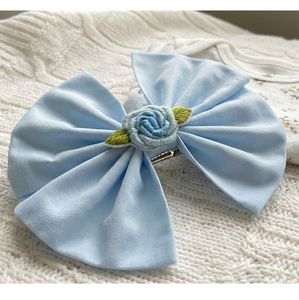 Grande barrette à cheveux plissée bleu pastel avec nœud en tissu et fleur brodée en 3D, mignonne pince à cheveux pour enfants et tout-petits, style boutique - Product Image 1