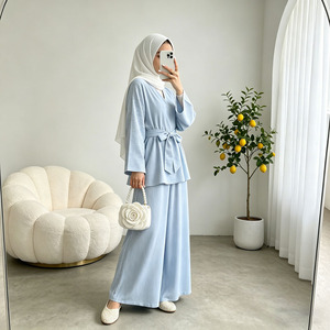 Conjunto modesto estilo kimono azul claro para mujer, top con cintura atada y pantalones de pierna ancha, elegante atuendo musulmán. - Product Image 4